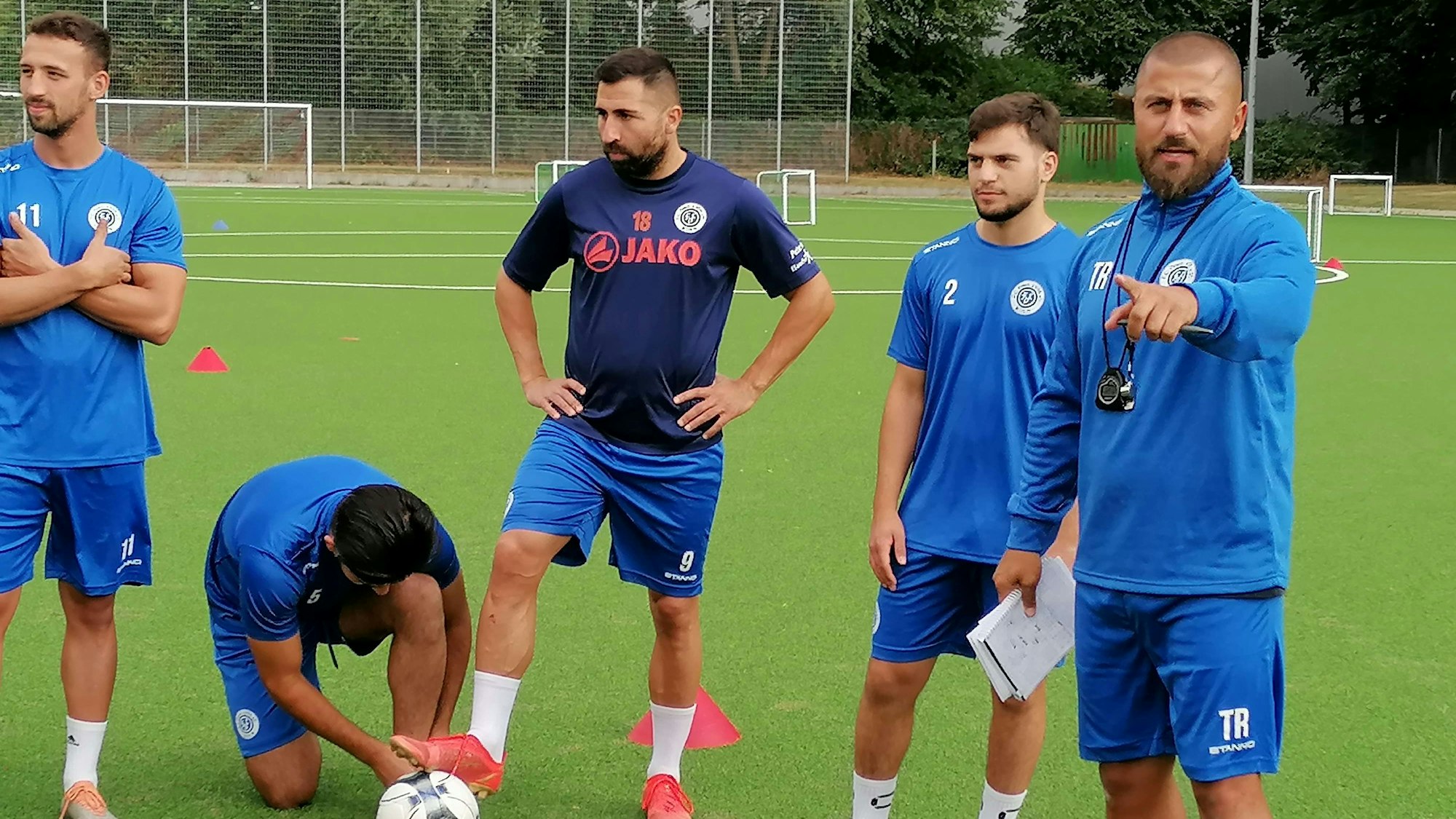 Abdullah Keseroglu (rechts), Trainer des FC Pesch, im Gespräch mit seinen Spielern