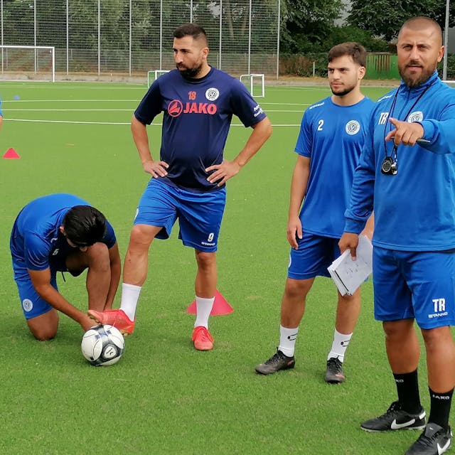 Abdullah Keseroglu (rechts), Trainer des FC Pesch, im Gespräch mit seinen Spielern