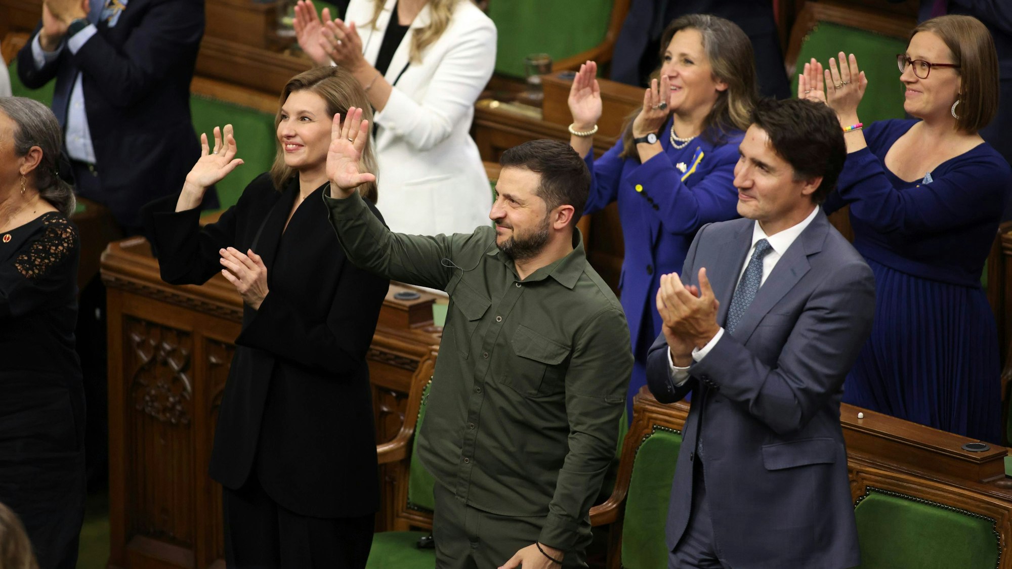 Die Abgeordneten, Wolodymyr Selenskyj (m.) und Justin Trudeau (r.) erhoben sich zum Applaus für Jaroslaw Hunka.