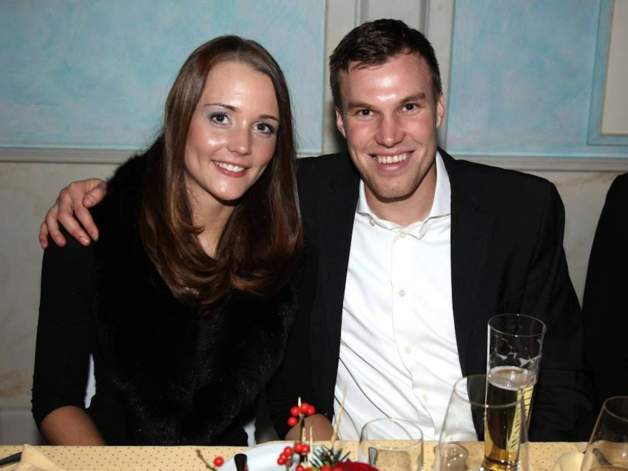 Kevin Großkreutz und seine Frau Carolin in einem Restaurant.