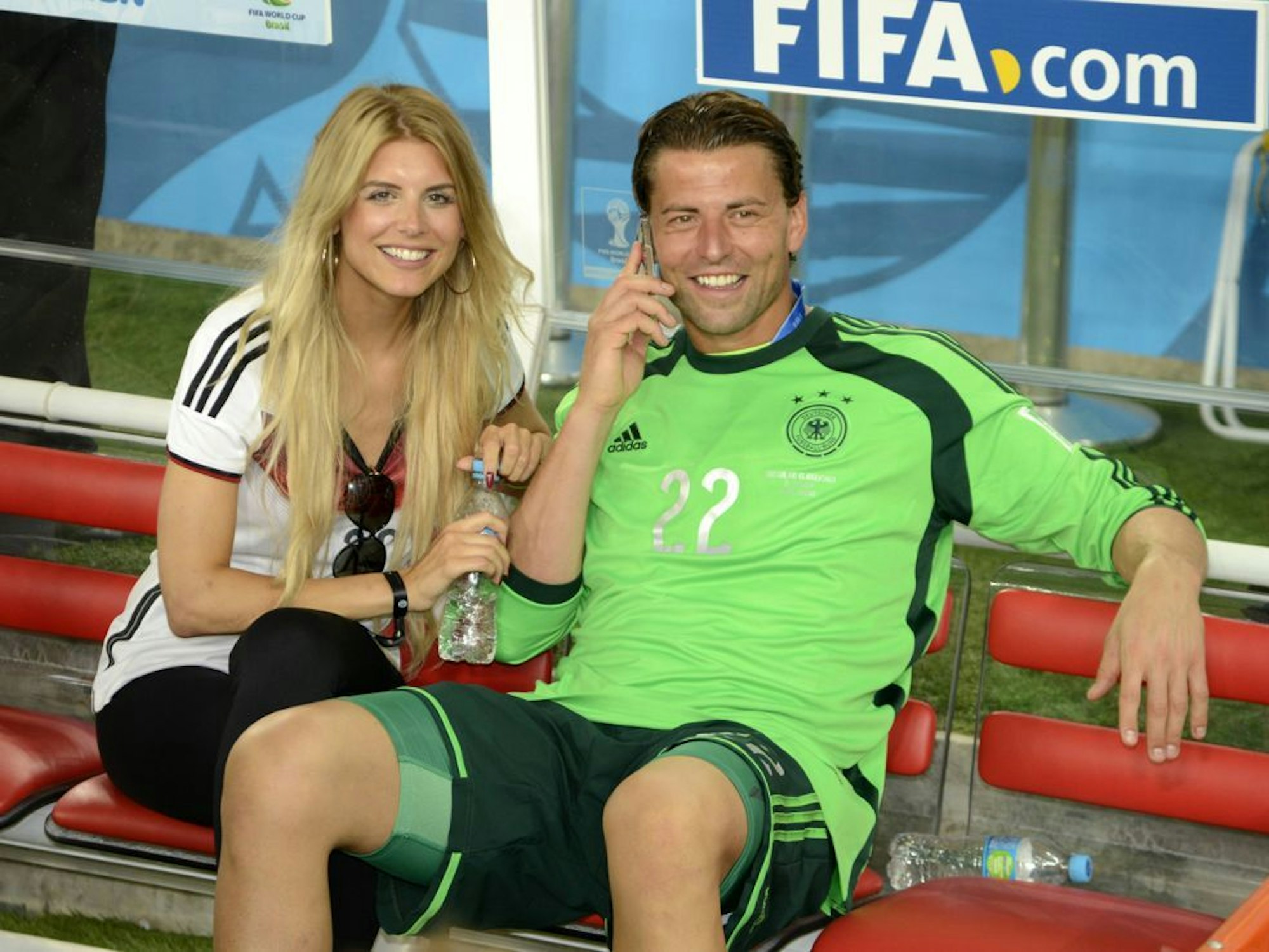 Roman Weidenfeller mit seiner Freundin Lisa nach dem WM-Finale. 