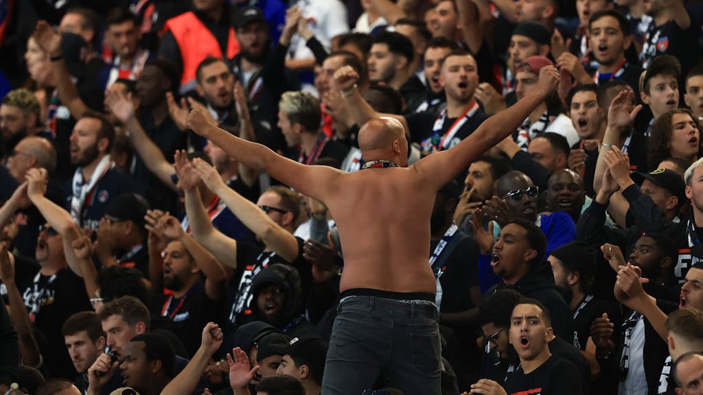 Fans von Paris Saint-Germain singen vor der Partie gegen Marseille.