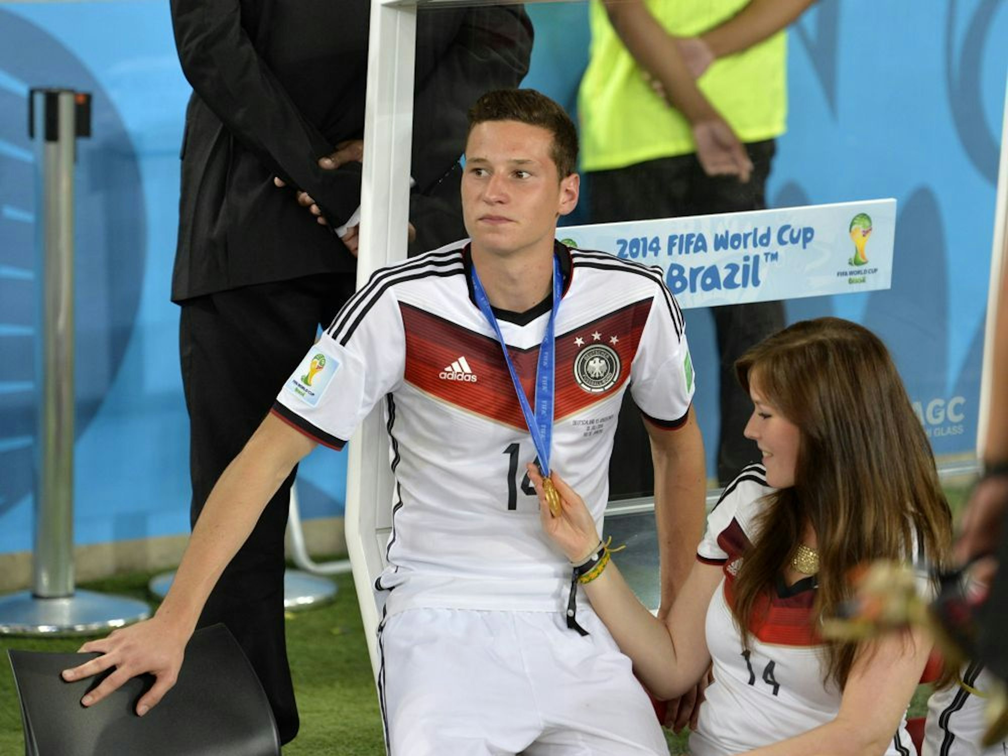 Julian Draxler und Lena Stiffel inspizieren die WM-Medaille