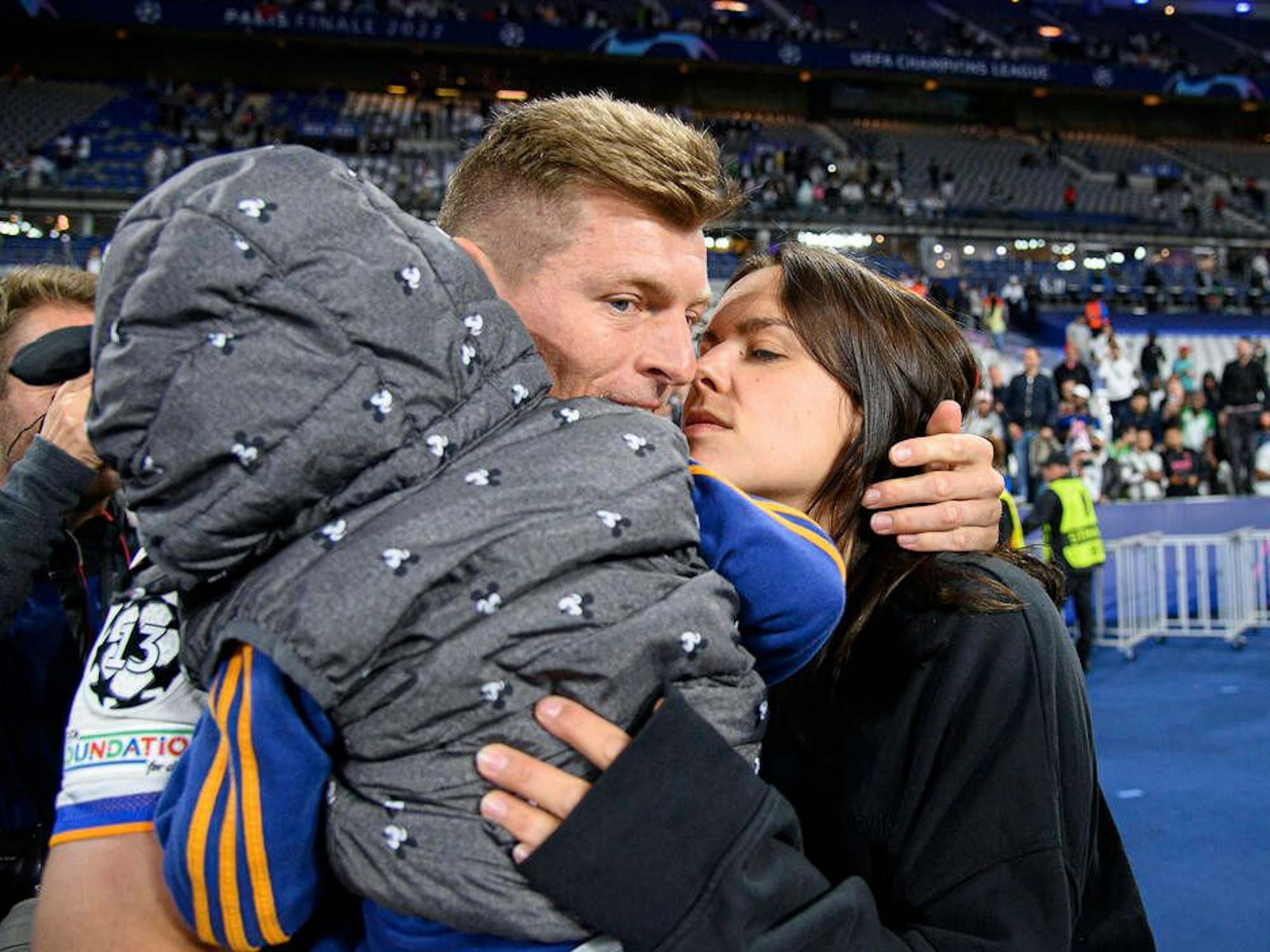 Toni Kroos mit seiner Ehefrau Jessica nach dem Gewinn der Champions League. 