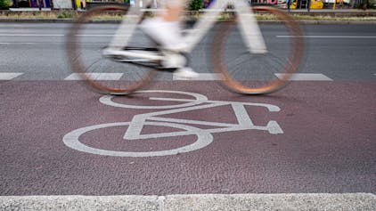 Das Foto zeigt einen Fahrradweg, der auf der Fahrbahn markiert ist.