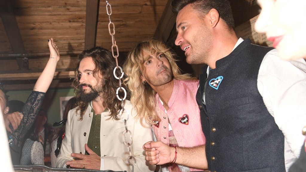 Die Musiker Tom Kaulitz, Bill Kaulitz und Internet-Star feiern im Käferzelt.