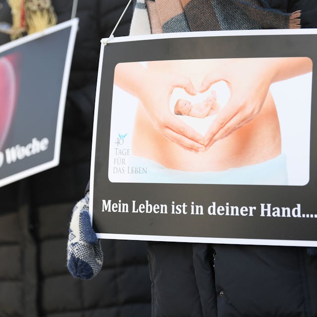 Hessen, Frankfurt am Main: Mit Plakaten mit der Aufschrift „Mein Leben ist in deiner Hand...“ und dem Bild eines 10 Wochen alten Embryo demonstrieren Abtreibungsgegner von der „Aktion SOS Leben“ vor der Beratungsstelle von Pro Familia. Ihr Protest richtet sich gegen die Schwangerschaftskonfliktberatung, die die Organisation in gesetzlichem Auftrag durchführt.&nbsp; Foto: Arne Dedert/dpa +++ dpa-Bildfunk +++ (Archivbild/Symbolbild)
