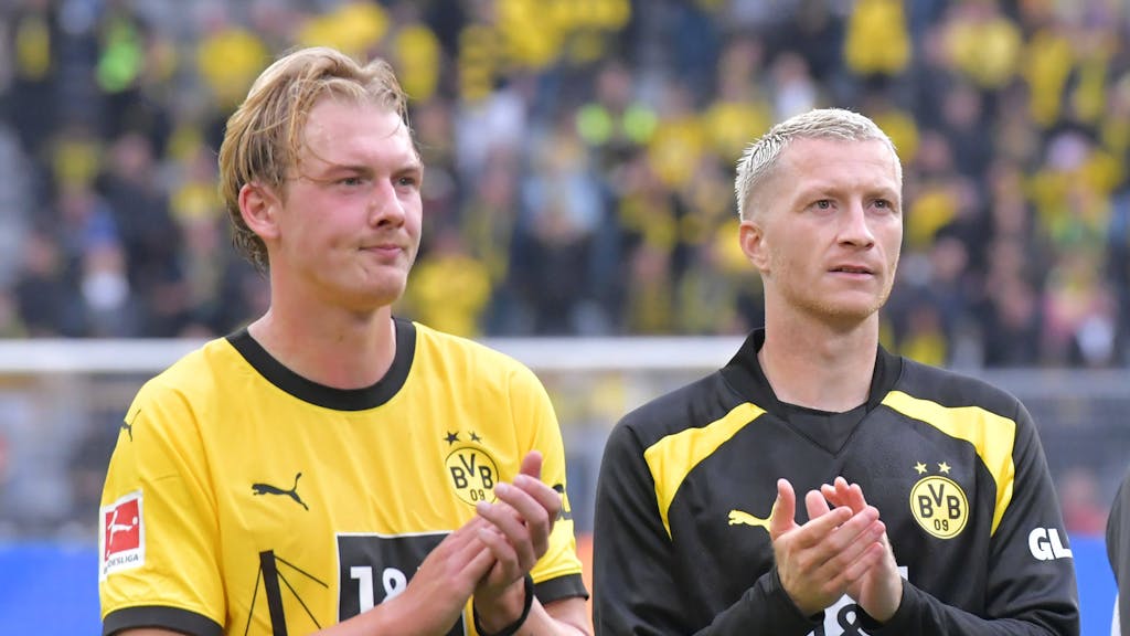 Julian Brandt und Marco Reus applaudieren den eigenen Fans.
