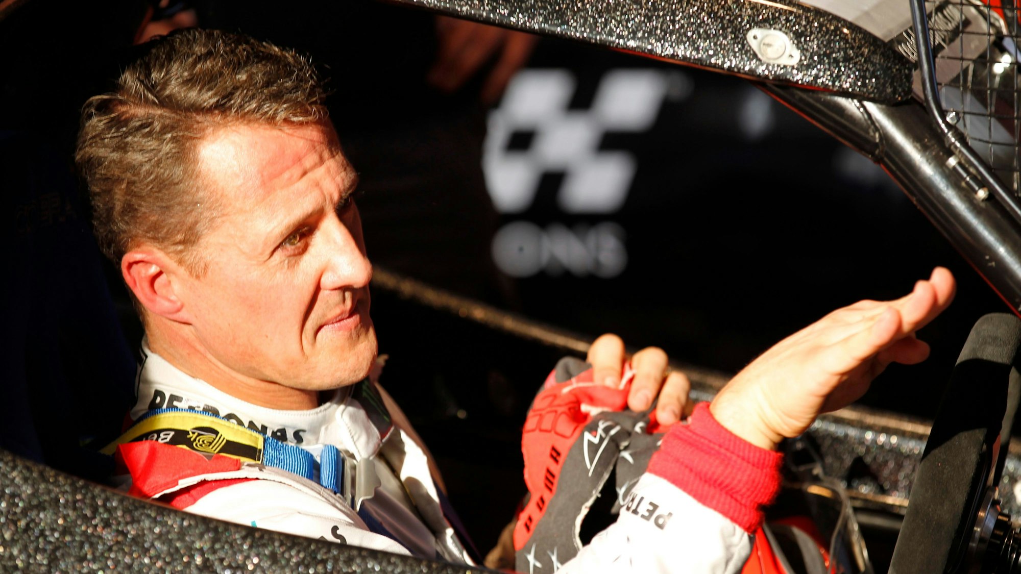 Michael Schumacher sitzt am 15. Dezember 2012 beim Race of Champions in Bangkok am Steuer.