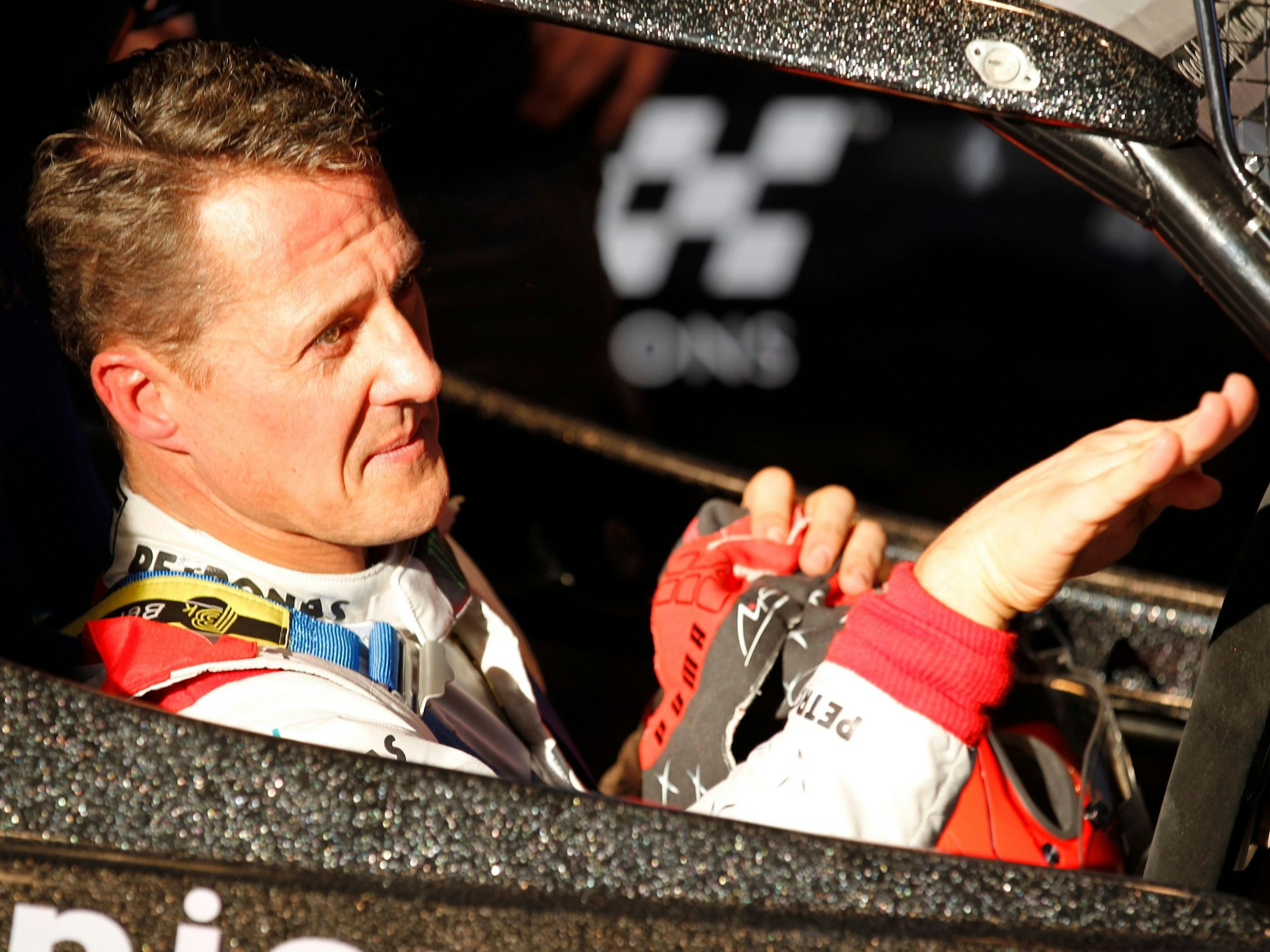 Michael Schumacher sitzt in einem Renn-Auto.