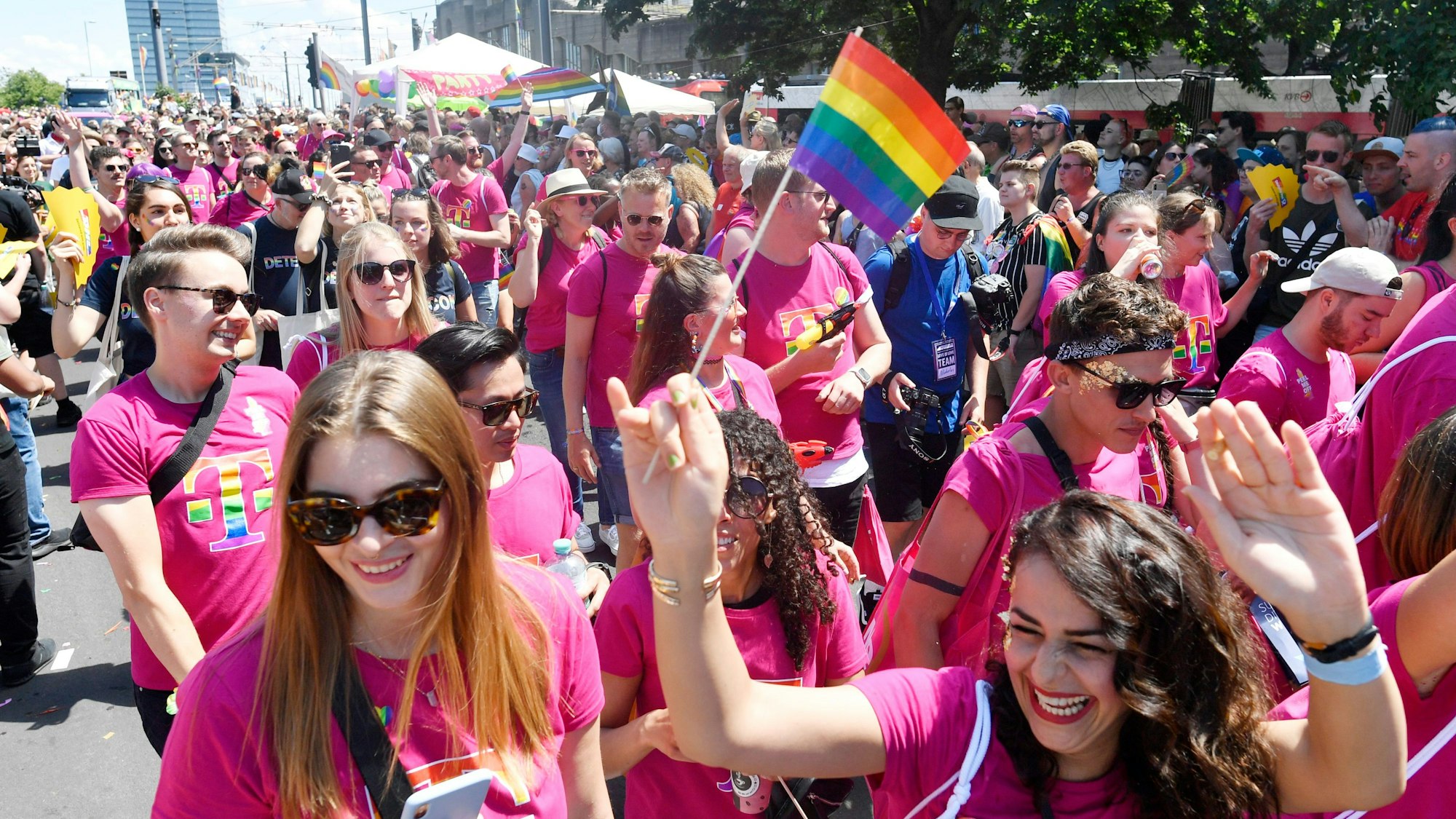 Menschen feiern bei der CSD-Parade in Köln: Der Kölner Christopher-Street-Day ist eine der größten Veranstaltungen der lesbischen, schwulen, bisexuellen, trans-, intergeschlechtlichen und queeren (LGBTIQ) Community in Europa.