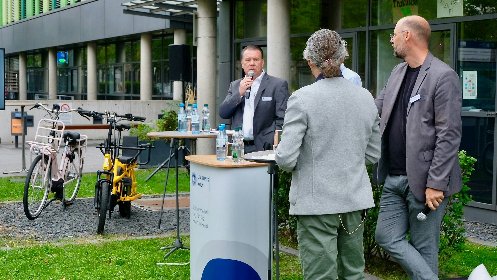 Bei einem Talk sprachen Peter Grell (l.) Manfred Schmid (r.) und Dennis Priester über das Mobilitätskonzept der Uniklinik.