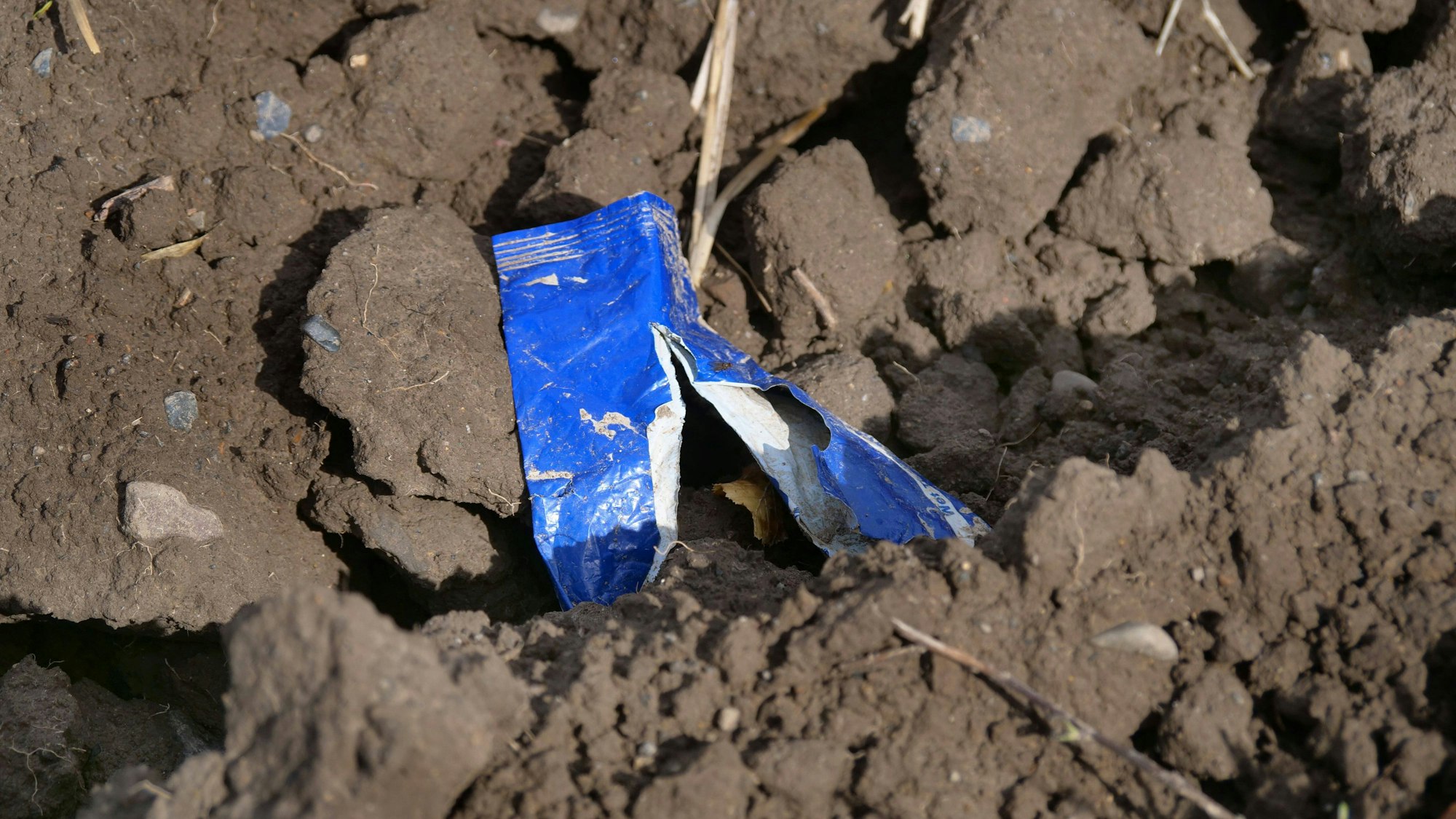 Plastikmüll liegt auf einem Feld. (Archivbild/Symbolbild)