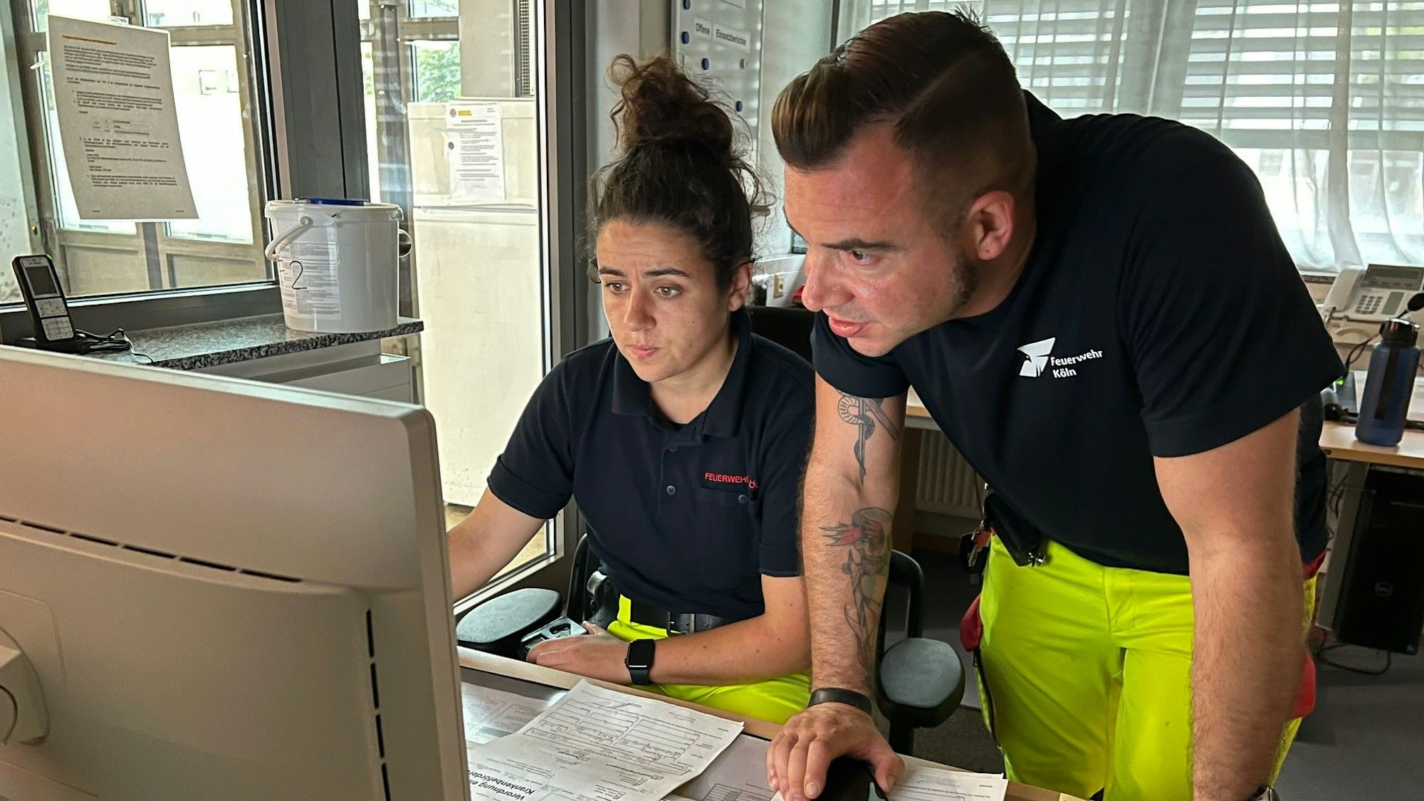 Veronika Capoccia und Markus Buth erledigen Schreibarbeiten auf der Wache am PC.