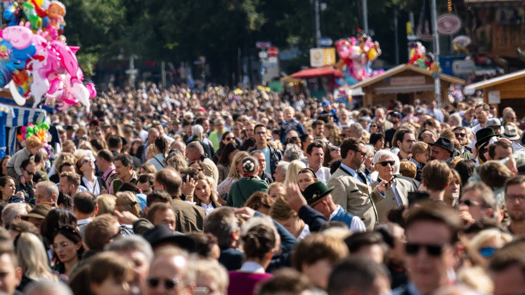 Tausende Menschen sind auf dem Oktoberfest in München unterwegs.