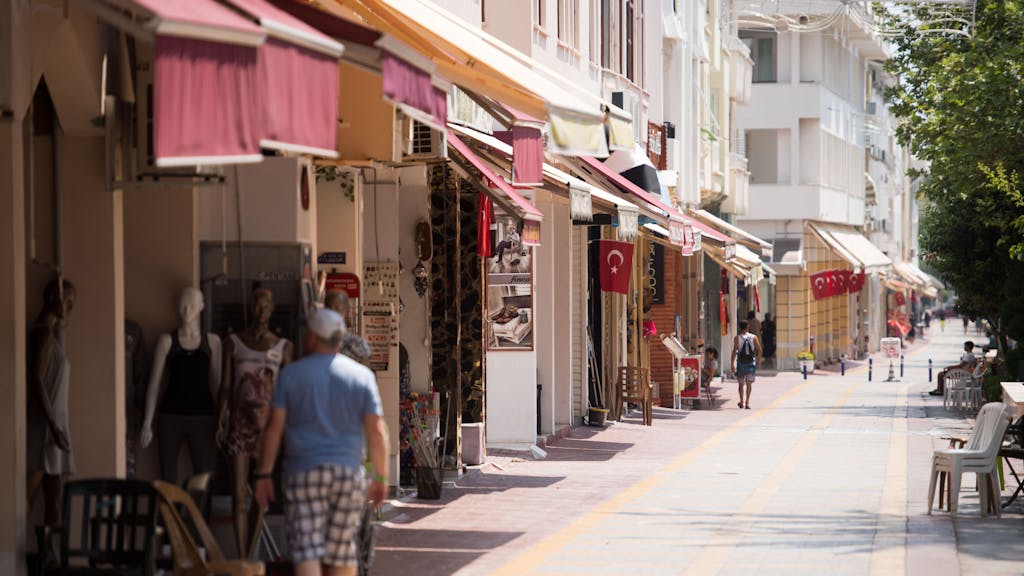 Die Einkaufsstraße „Liman Caddesi“ in Kemer an der Türkischen Riviera in der Provinz Antalya ist zu sehen.