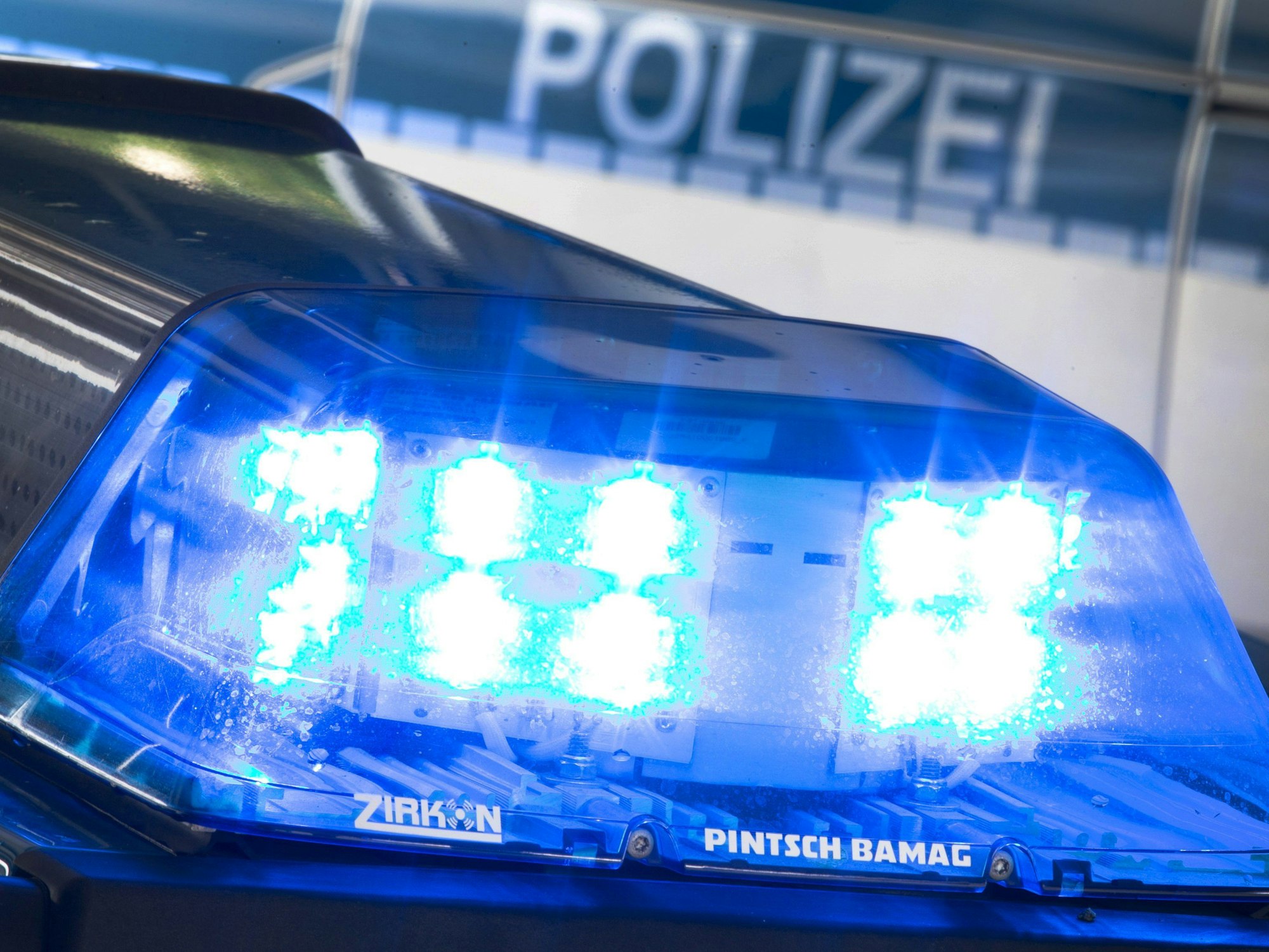 Ein Blaulicht leuchtet während eines Einsatzes auf dem Dach eines Polizeiwagens (Symbolfoto von 2015).