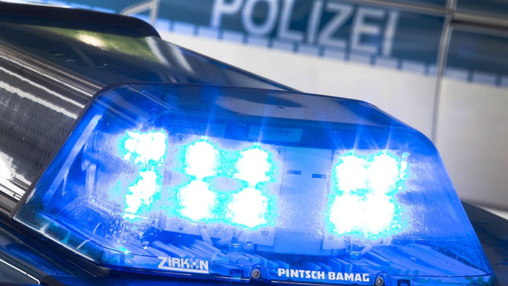Ein Blaulicht leuchtet während eines Einsatzes auf dem Dach eines Polizeiwagens (Symbolfoto von 2015).
