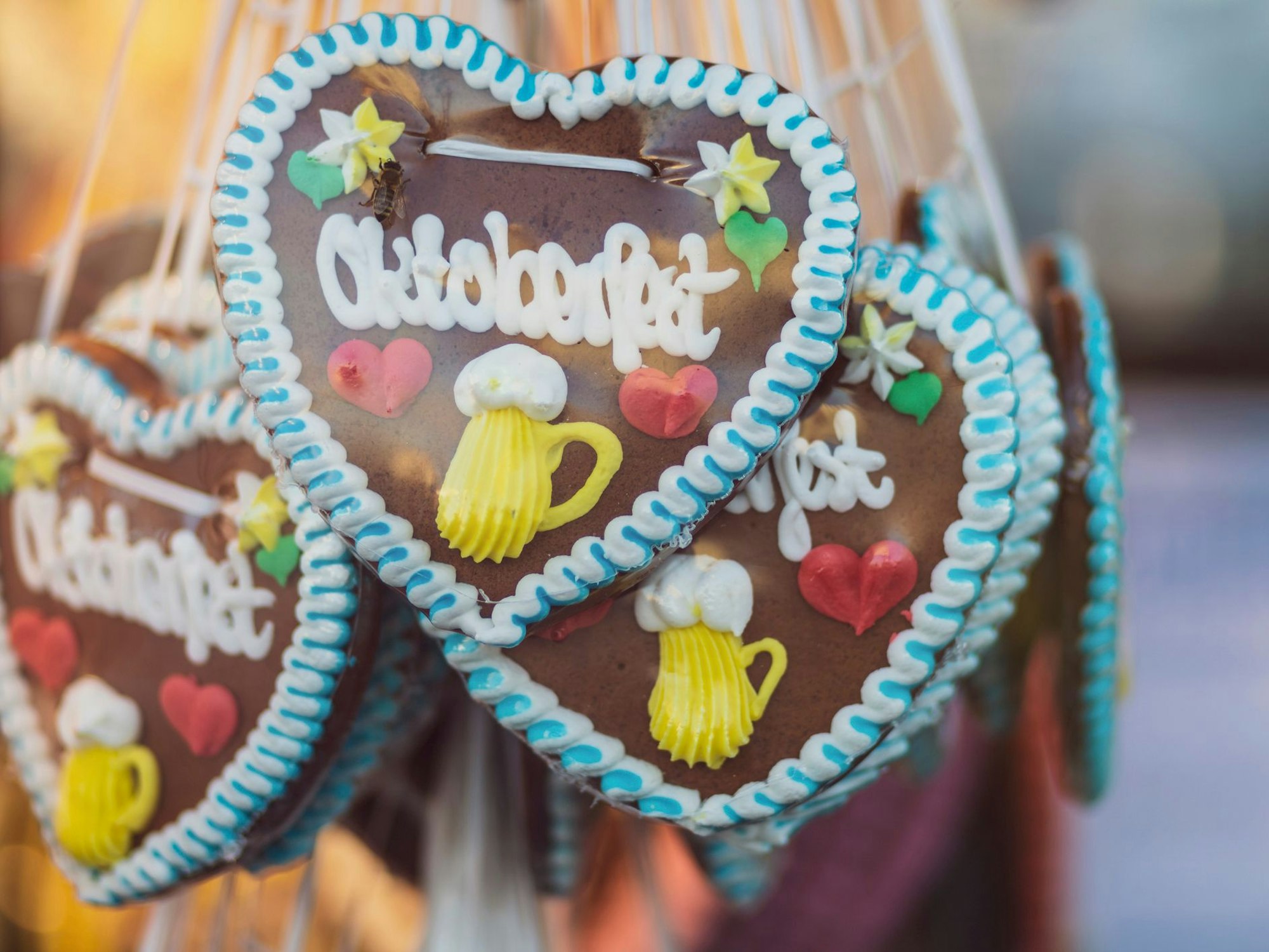 Lebkuchenherzen mit dem Schriftzug „Oktoberfest“ hängen an einem Süßigkeitenstand.