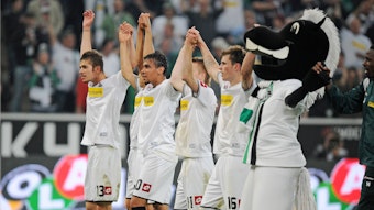 Spieler von Borussia Mönchengladbach feiern einen Sieg gegen den VfL Bochum mit den Fans vor der Nordkurve.