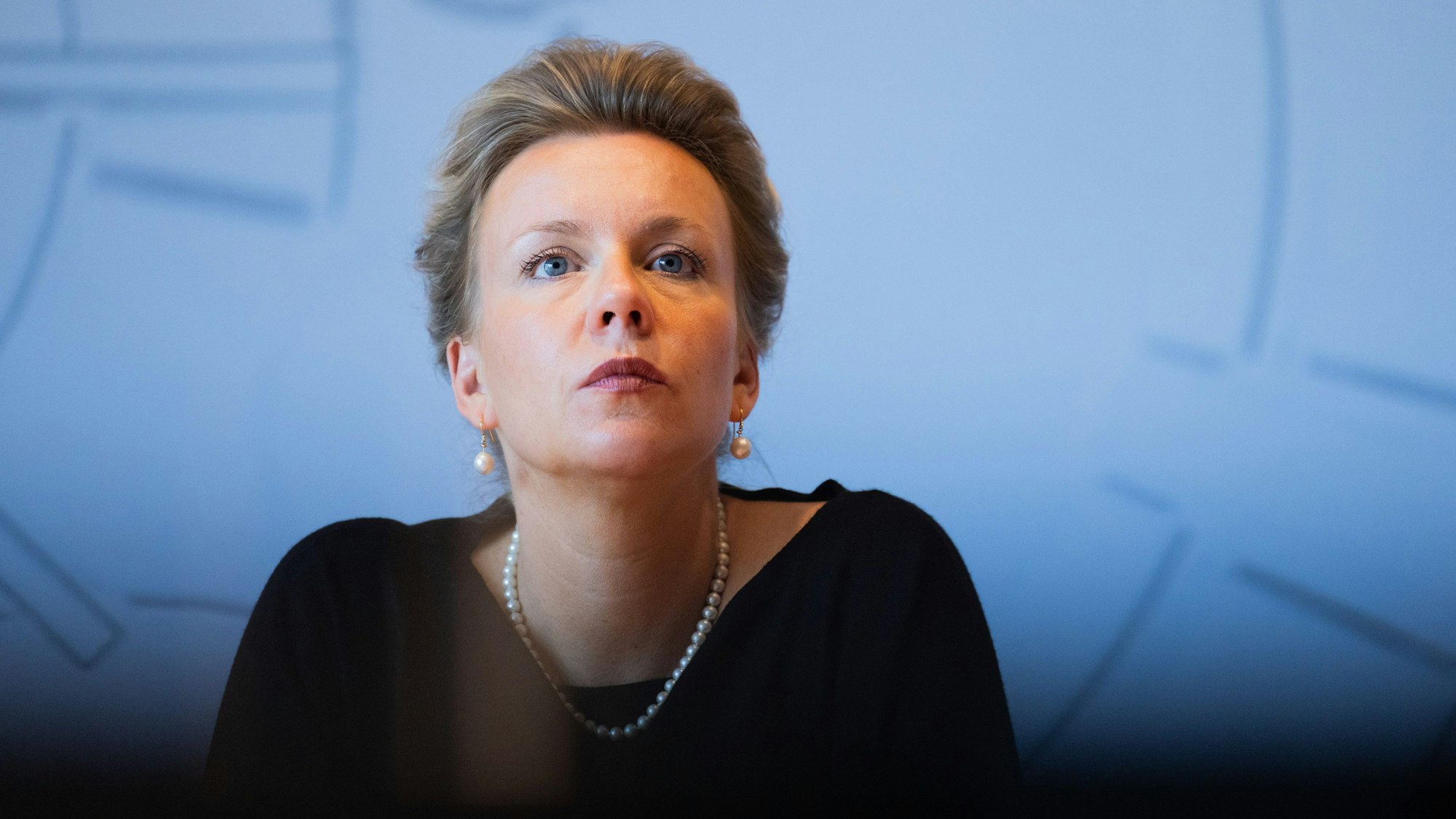 Ina Brandes (CDU), Kultur- und Wissenschaftsministerin von Nordrhein-Westfalen, spricht in der Landespressekonferenz im Landtag.