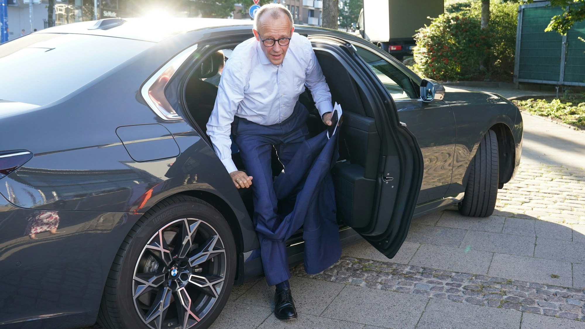 Friedrich Merz, Parteivorsitzender der CDU, steigt nach der Ankunft vor der Wunderino-Arena aus seinem Dienstwagen.