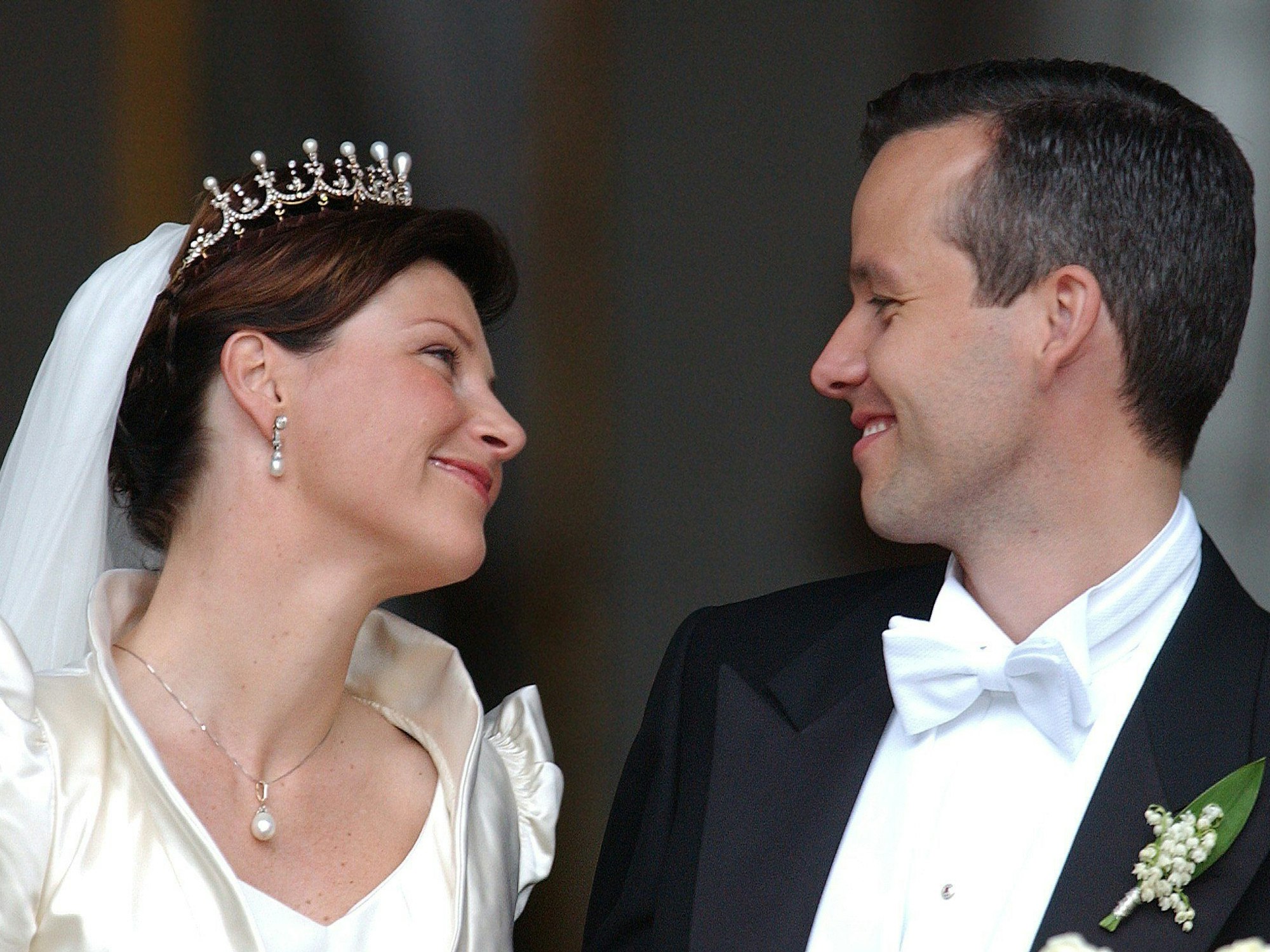 Minuten nach ihrer Trauung im Mai 2002 himmeln sich die norwegische Prinzessin Märtha-Louise und ihr Mann Ari Behn in Trondheim förmlich an.