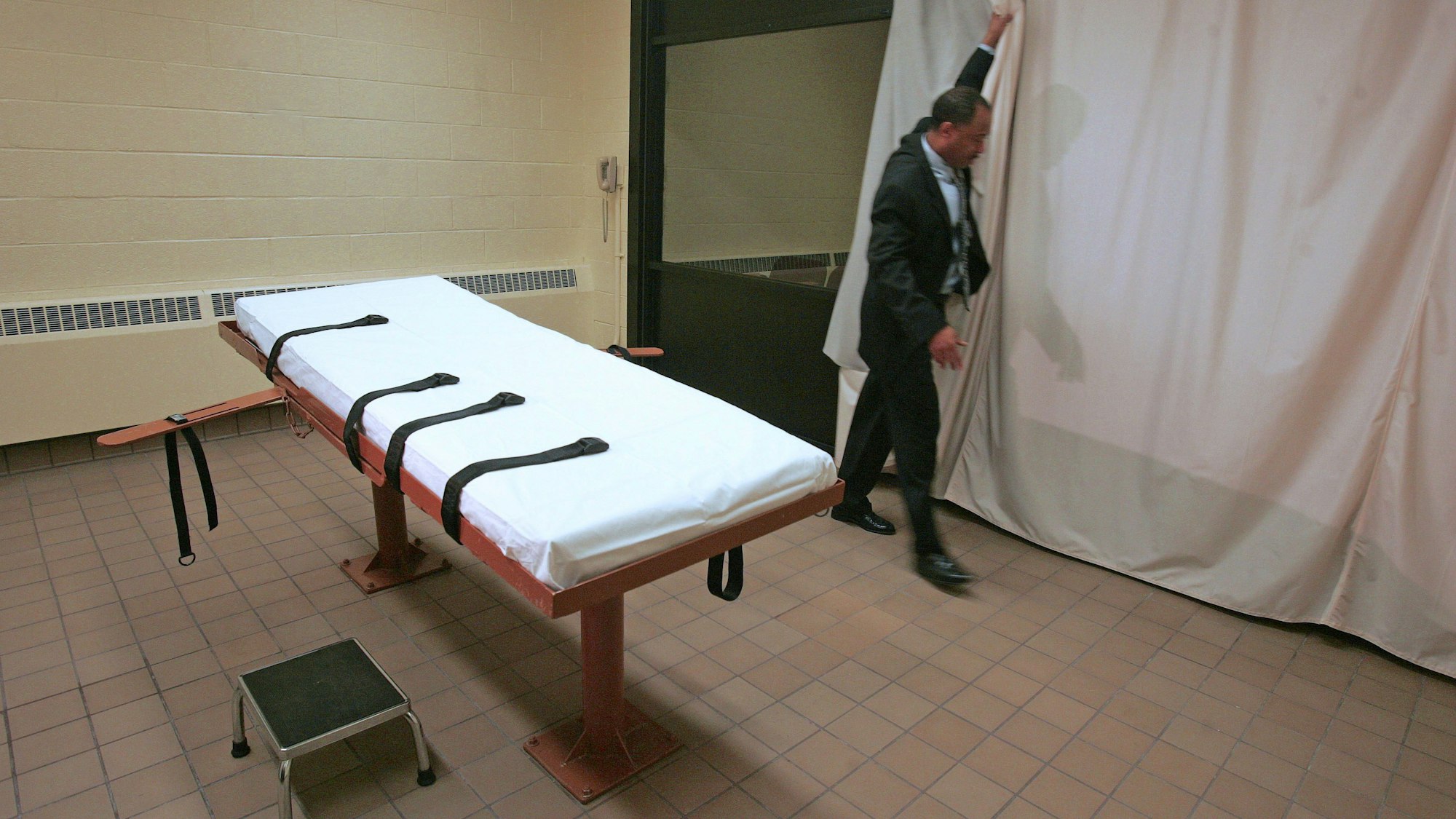 Blick in ein Gefängnis in Lucasville (Ohio), in dem ein Vorhang zwischen Hinrichtungsraum und Zeugenraum gezogen wird (Archivfoto 2005): Alabama plant eine neue Hinrichtungsmethode.