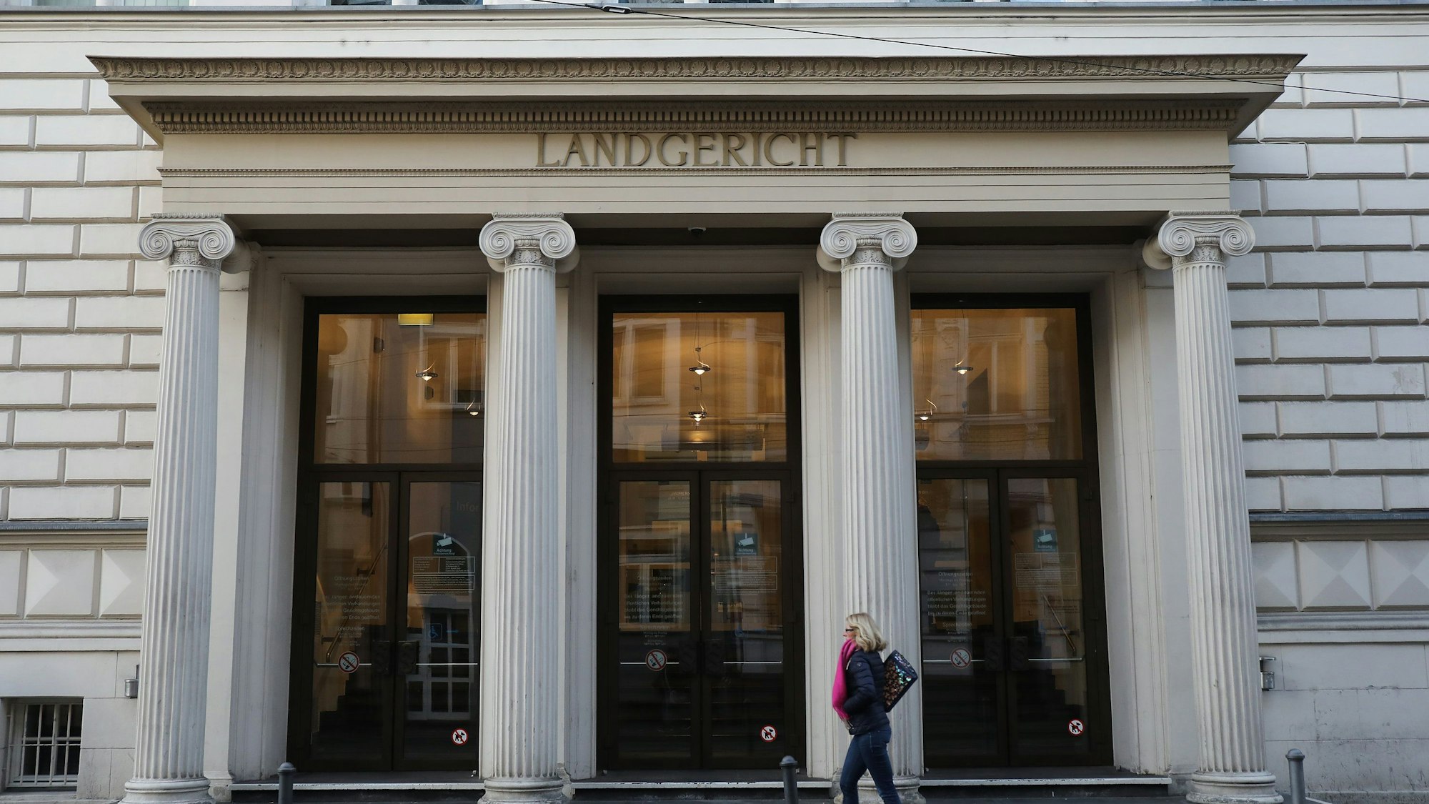 Der Eingang des Bonner Landgerichts.