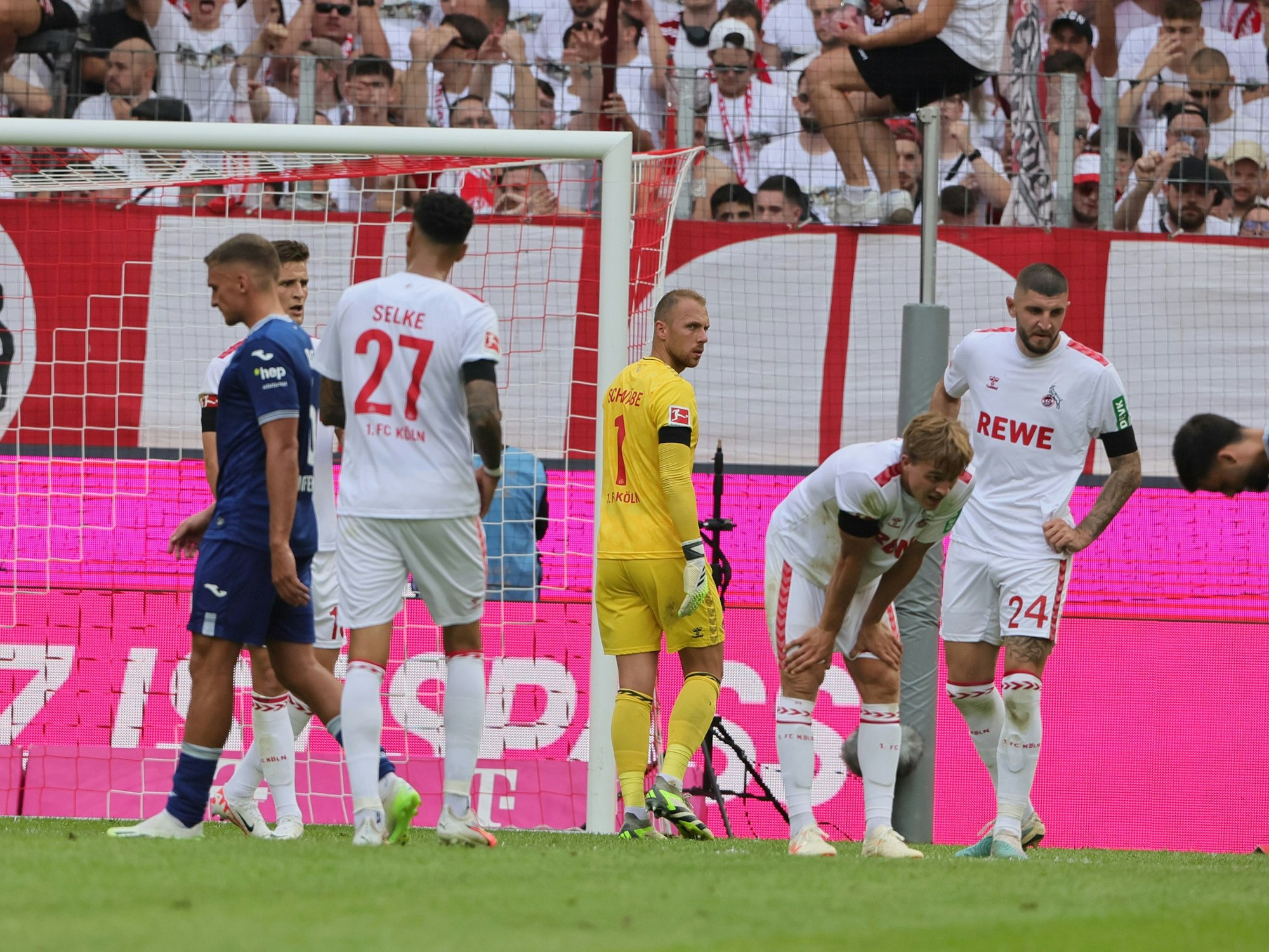 Die FC-Spieler mit hängenden Köpfen im Spiel gegen die TSG Hoffenheim.