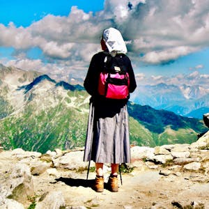 Das Foto zeigt eine Frau in den Schweizer Bergen.