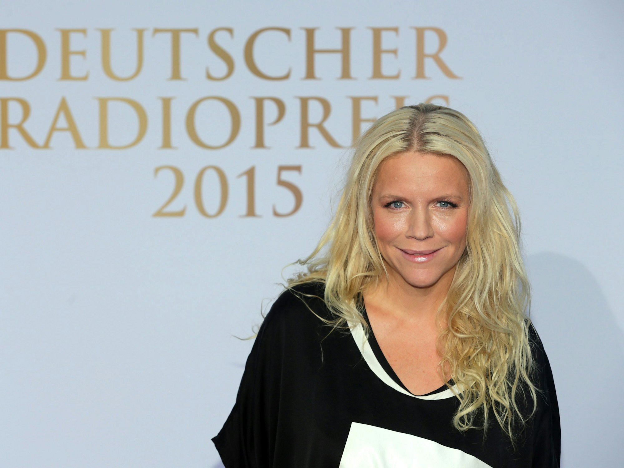 Moderatorin Charlotte Karlinder kommt zur Verleihung des Deutschen Radiopreises in Hamburg.