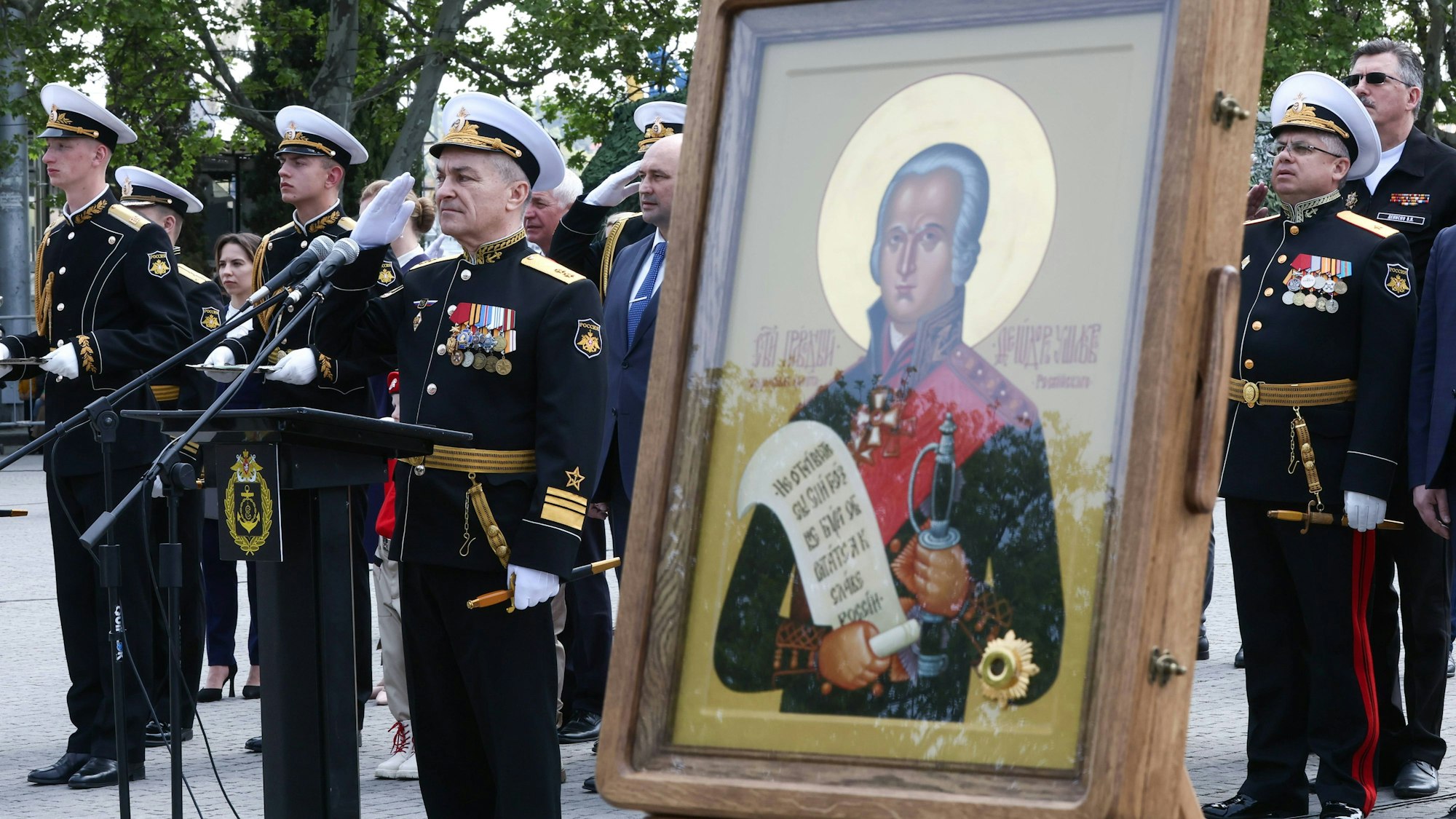 Vizeadmiral Wiktor Sokolow steht bei einer Militärparade neben einer hölzernen Ikone im Besitz der russischen Schwarzmeerflotte.