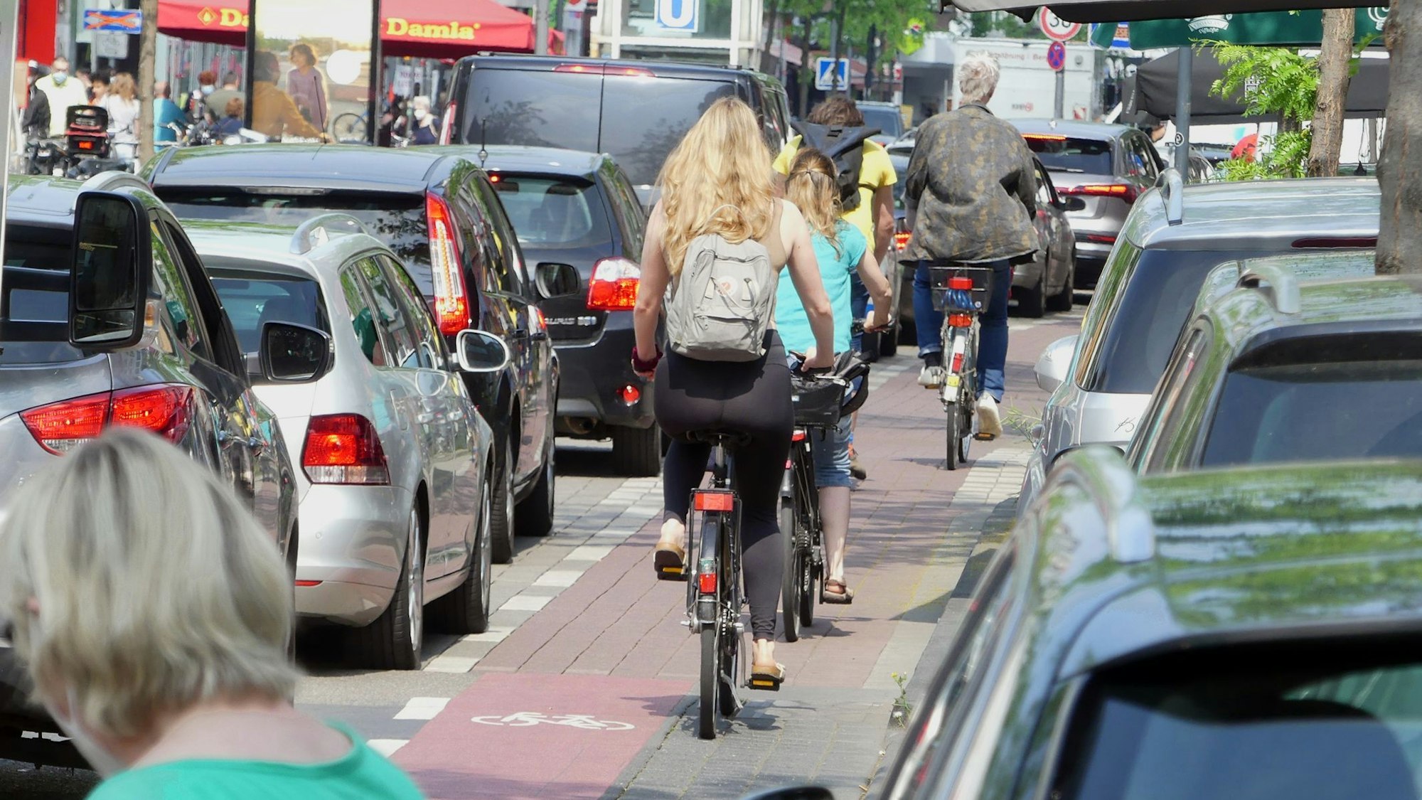 Zu sehen ist hohes Verkehrsaufkommen auf der Venloer Straße.