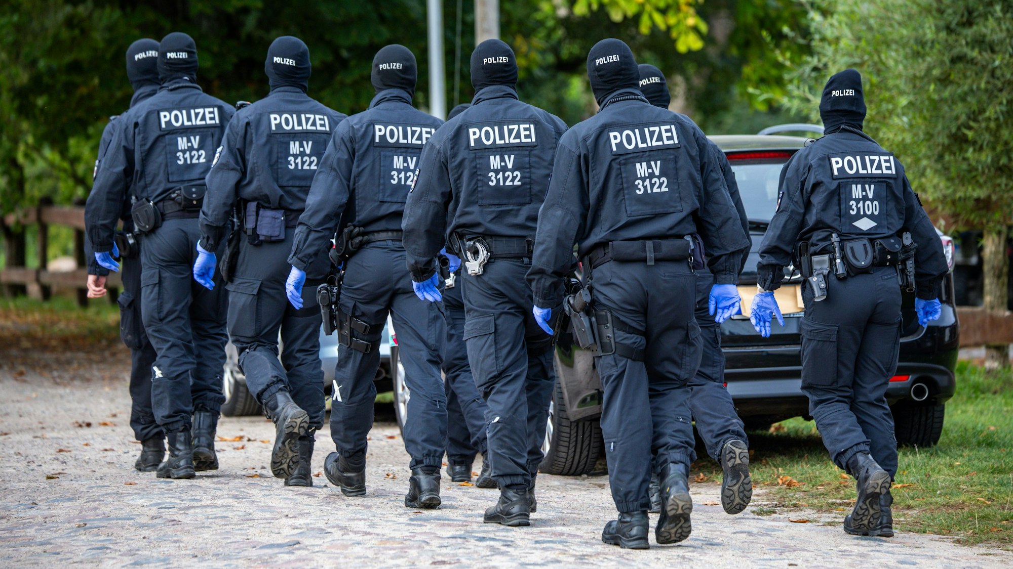 Unser Archivfoto vom 19. September zeigt eine Razzia in Mecklenburg-Vorpommern, nachdem der rechtsextremistische Verein „Hammerskins Deutschland“ verboten wurde.