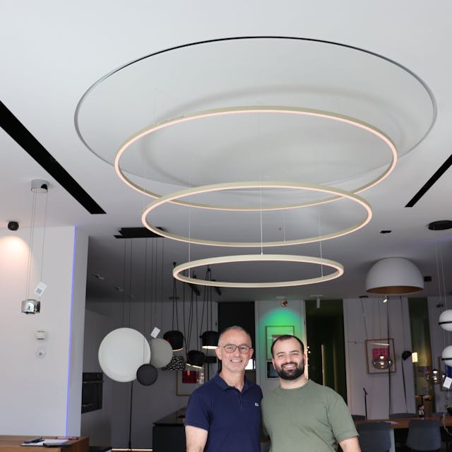Vater und Sohn unter der „Slim in Motion“ Design Lampe