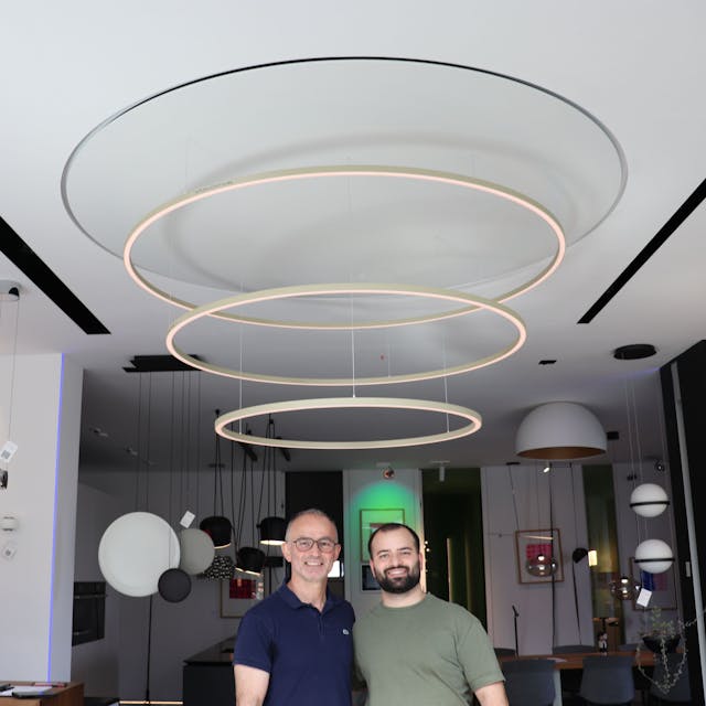 Vater und Sohn unter der „Slim in Motion“ Design Lampe
