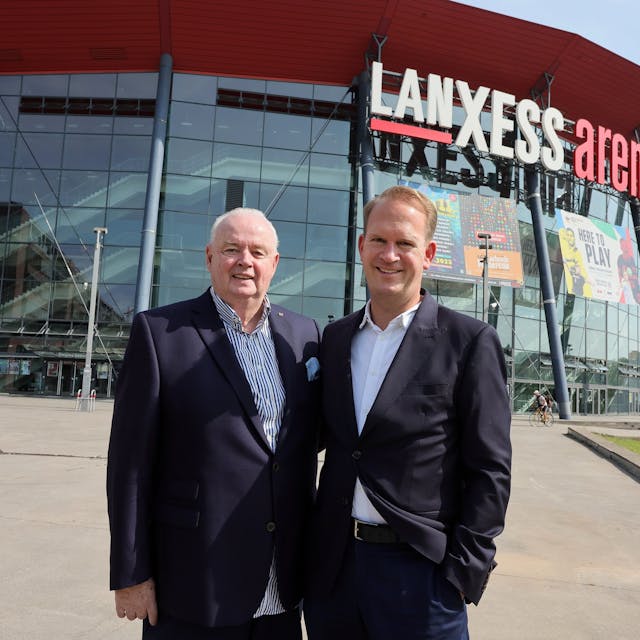Ralf Bernd Assenmacher und Stefan Löcher stehen vor der Lanxess-Arena.