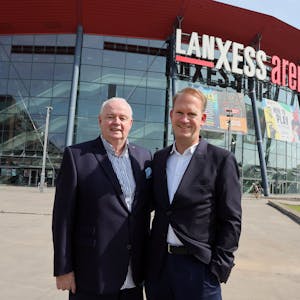 Ralf Bernd Assenmacher und Stefan Löcher stehen vor der Lanxess-Arena.