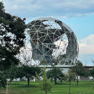 Das Bild zeigt den Rückbau und die Satellitenanlage unter dem „Ball“.