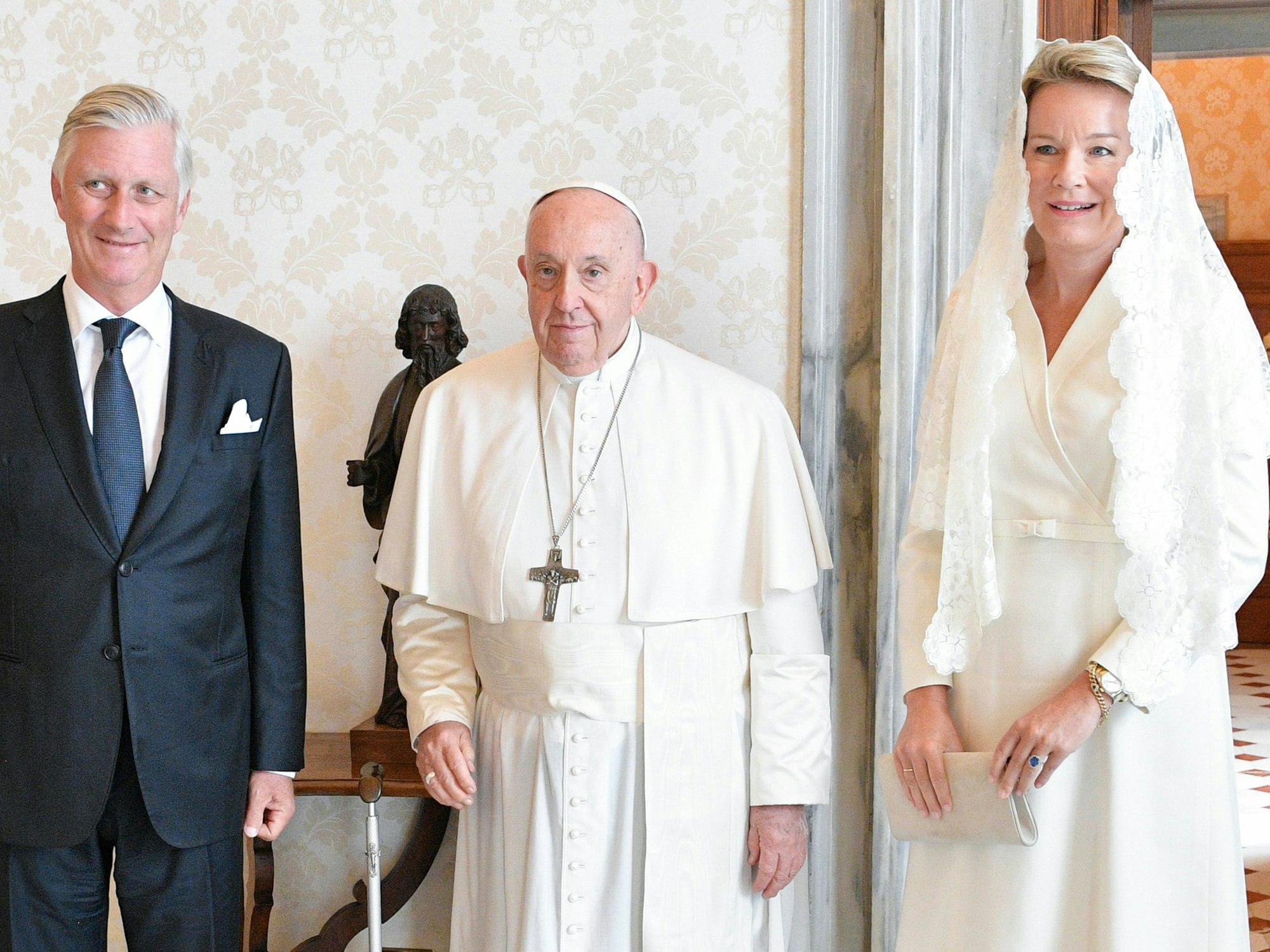 Papst Franziskus mit dem belgischen Königspaar Philippe und Mathilde im September 2023. Als Katholikin trägt die Königin ein weißes Kleid und einen weißen Schleier.