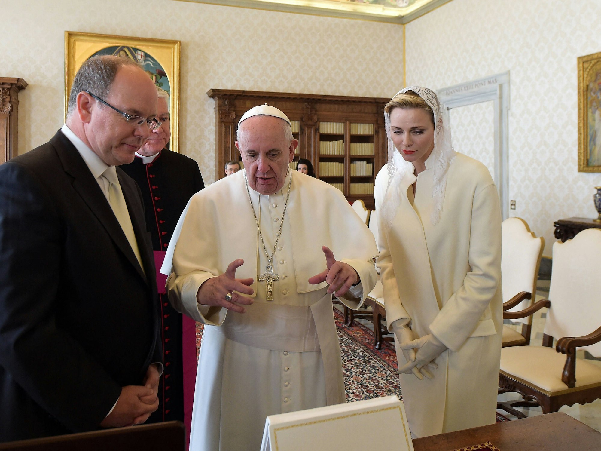 Fürstin Charlène von Monaco gehört zu einem kleinen Kreis an Frauen, die vor dem Papst Weiß tragen dürfen. Bei einer Audienz 2016 nahm Charlène diese Ehre in Anspruch.
