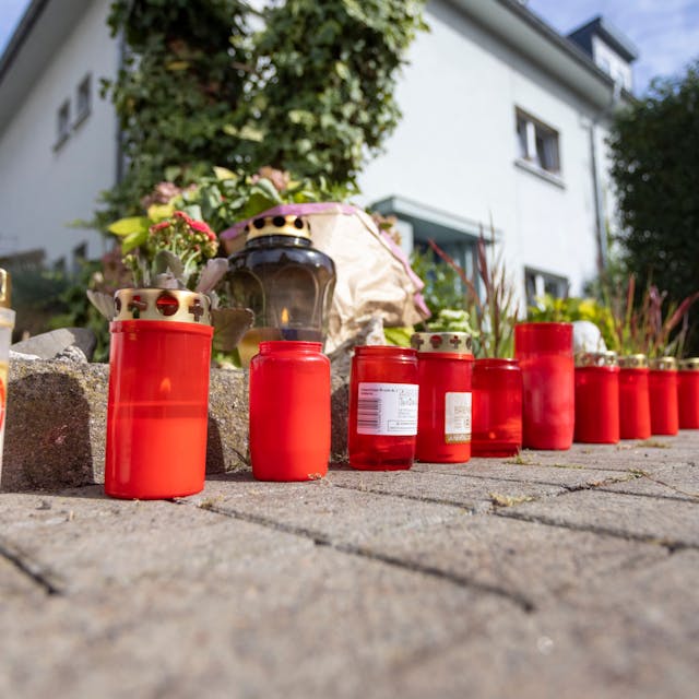 Kerzen erinnern an die Bluttat in Rodenkirchen.