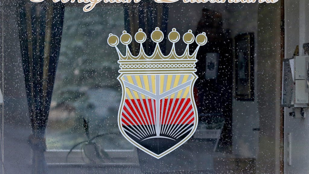 Das Logo des „Königreich Deutschland“ prangt am Fenster eines Pförtnerhauses in Wittenberg (Sachsen-Anhalt).