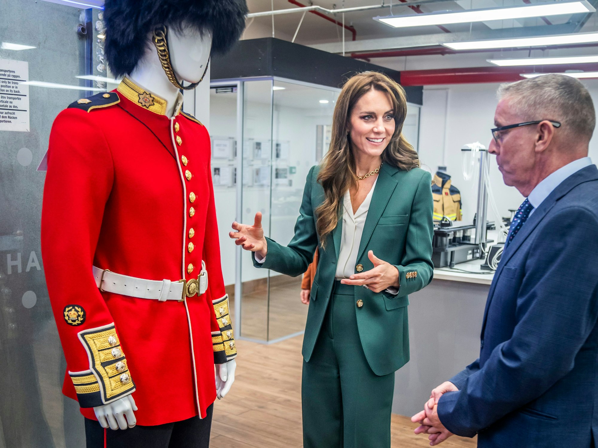 Prinzessin Kate bei ihrem Besuch der Textilfabrik AW Hainsworth in Leeds.