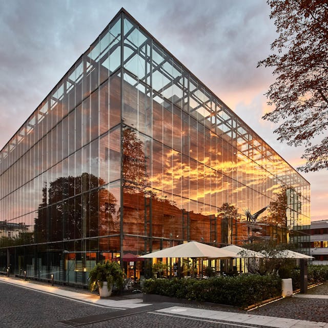 Blick auf das LVR Landesmuseum Bonn mit seiner Glasfassade.&nbsp;&nbsp;