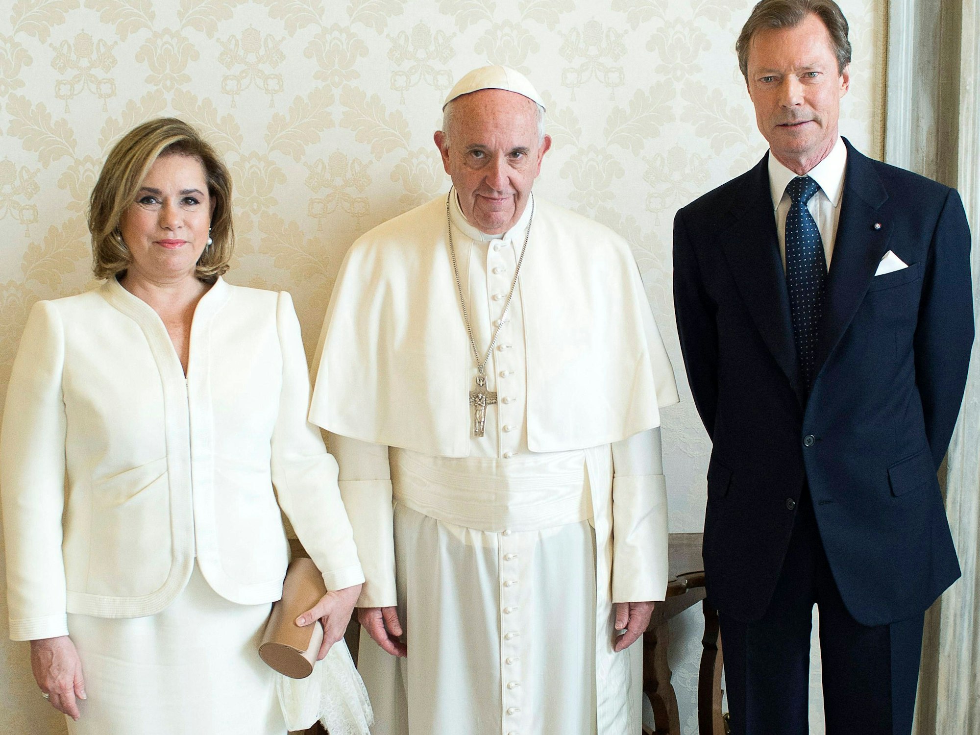 Die Großherzogin von Luxemburg, Maria Teresa, darf ebenfalls von dem „privilège du blanc“ Gebrauch machen, so wie hier bei einem Treffen mit dem Papst im Jahr 2016. Ihren weißen Schleier hält die Großherzogin auf diesem Foto in der linken Hand.