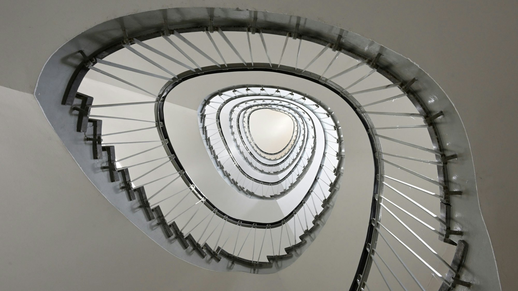 Ein Treppenhaus, dass sicn wie eine Spirale nach oben windet.
