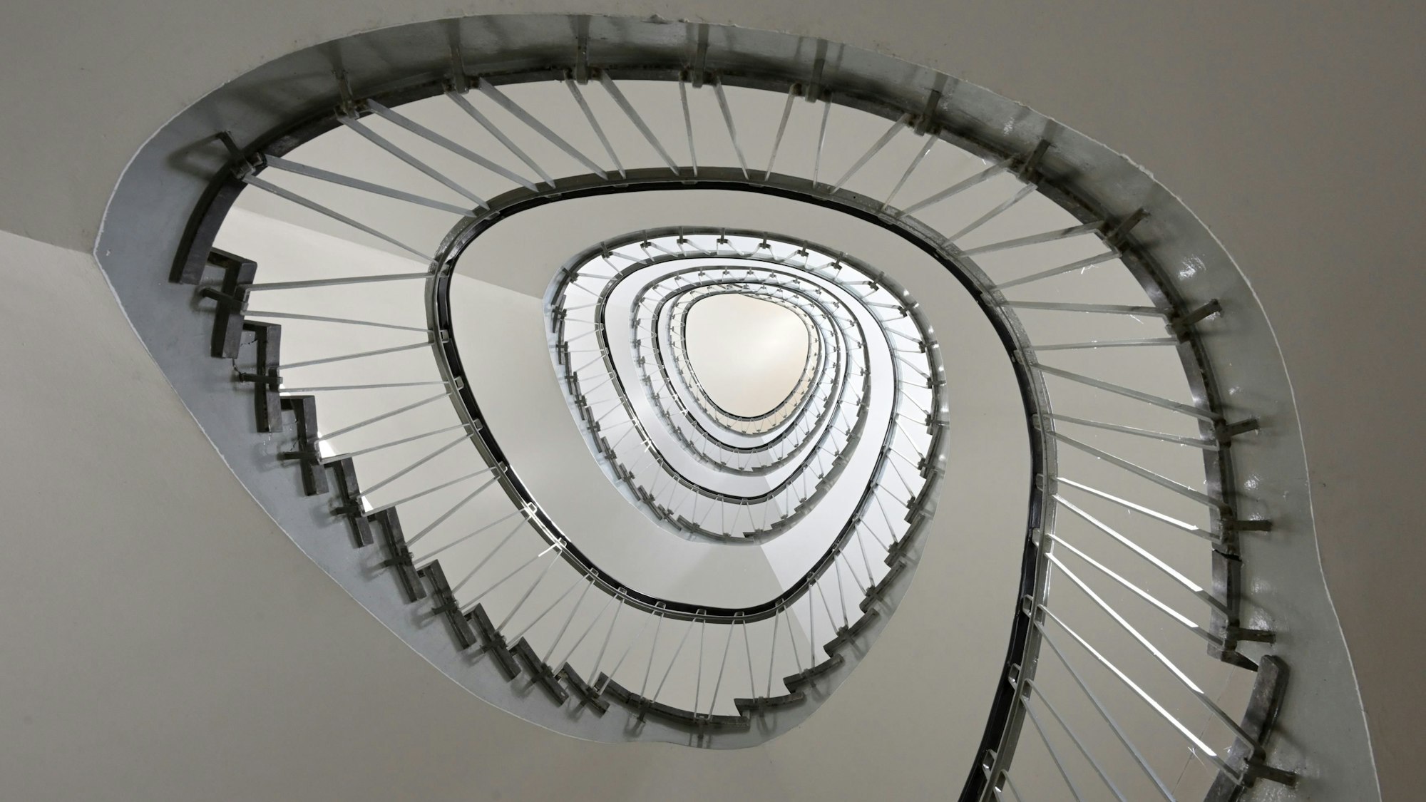 Das Treppenhaus in einem der beiden Stadthäuser in Bergisch Gladbach. Wie eine Spirale winden sich die Stufen nach oben.