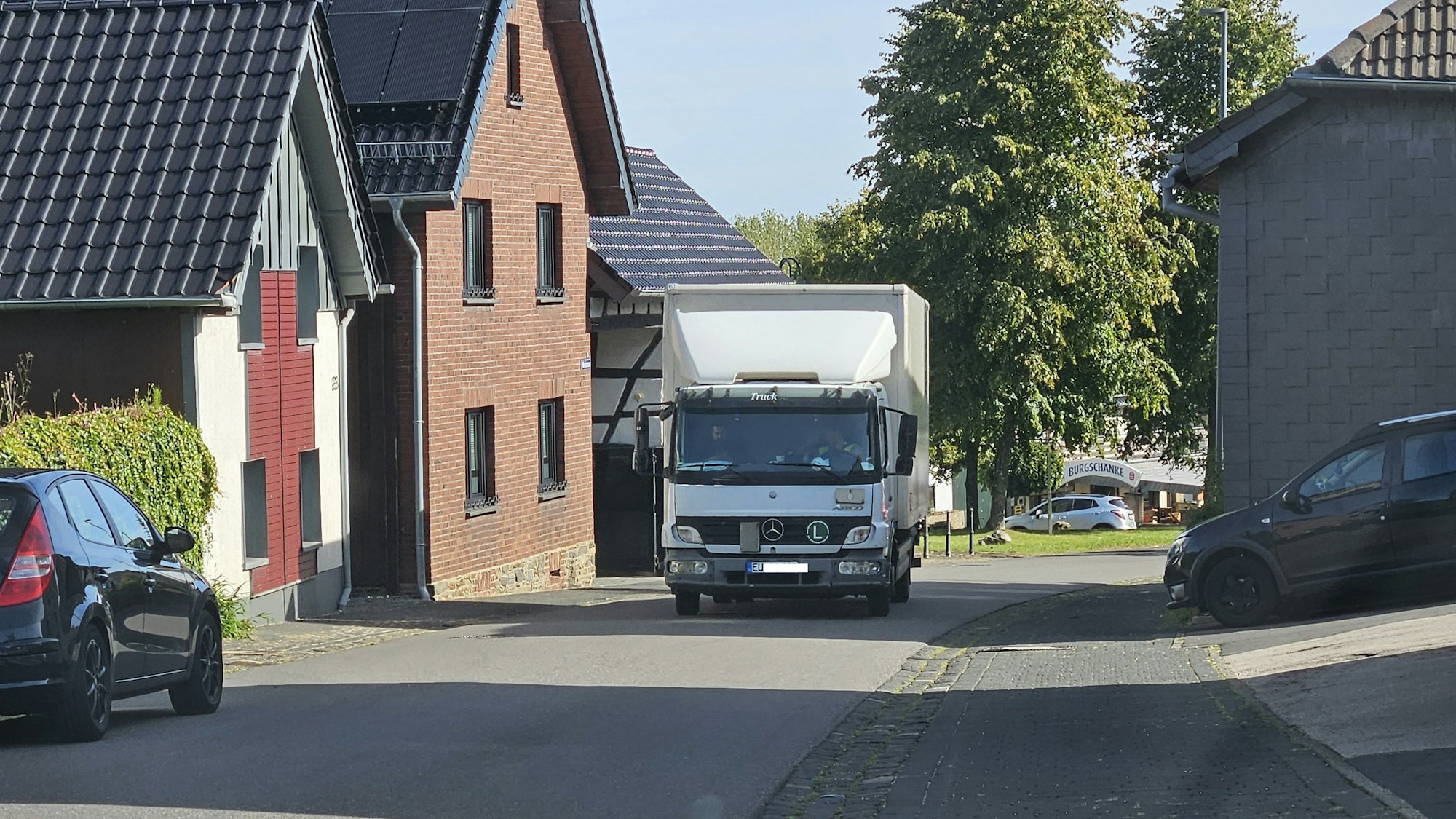 Ein Lkw fährt durch eine schmale Stelle der Ortsdurchfahrt in Dreiborn.